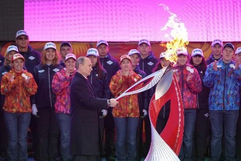 Lễ rước Ngọn đuốc Olympic Sochi 2014 đã bắt đầu tại thủ đô Moskva của Liên bang Nga ngày 7/10, khởi đầu hành trình xuyên suốt nước Nga trước khi tới thành phố Sochi để thắp sáng Đại hội thể thao mùa Đông XXII diễn ra tại đây vào tháng 2/2014. Trong ảnh: T