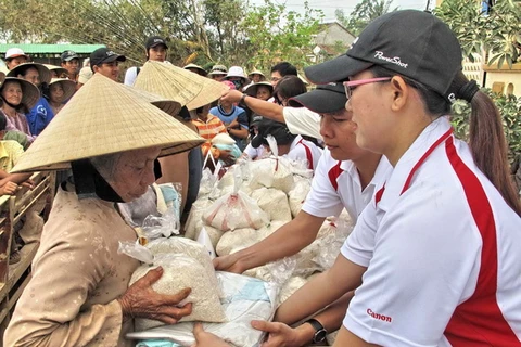 Canon chung tay cứu trợ 400 hộ dân vùng lũ miền Trung
