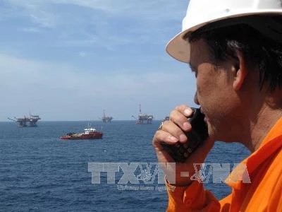 Diễn tập cứu hộ trên biển, ngăn dầu tràn (Nguồn: TTXVN)