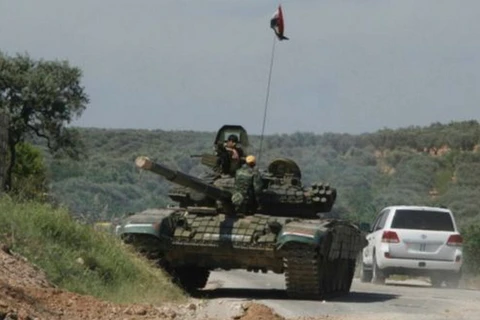 Video xe tăng T-72 của quân đội Syria tấn công phiến quân