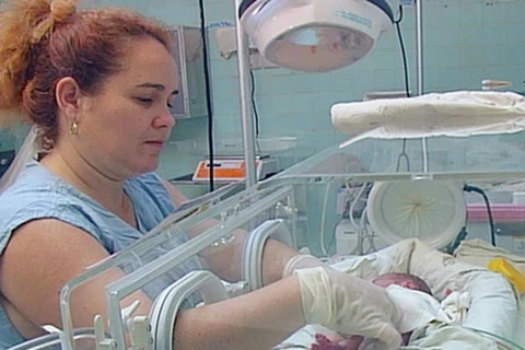 Chăm sóc trẻ sơ sinh tại một bệnh viện ở Cuba. (Nguồn: juventudrebelde.cu)