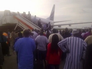 Hàng nghìn hành khách bị mắc kẹt tại sân bay quốc tế Nnamdi Azikwe. (Nguồn: businessdayonline.com)