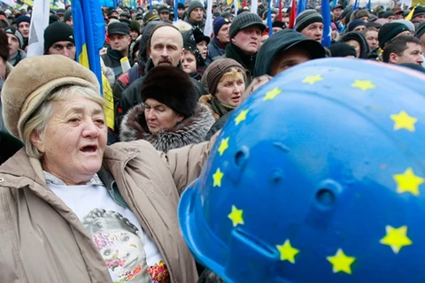 Hàng trăm nghìn người biểu tình tiếp tục xuống đường ở thủ đô Kiev