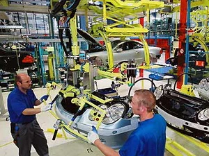 Công nhân làm việc trong một nhà máy của Mercedes-Benz tại Stuttgart. (Nguồn: Getty Images)