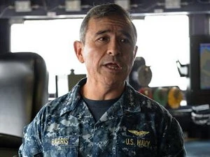 Đô đốc Harry B. Harris Jr Trả lời phỏng vấn trên tàu khu trục USS Spruance. (Nguồn: AFP)