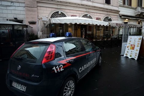 Xe cảnh sát đỗ ngoài một trong số nhà hàng bị tịch thu. (Nguồn: AFP)