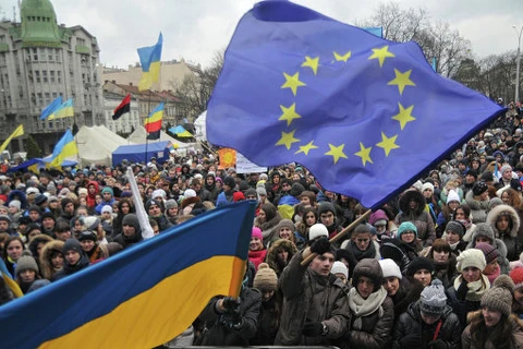 EU vừa tìm cách trừng phạt vừa hỗ trợ tài chính Ukraine