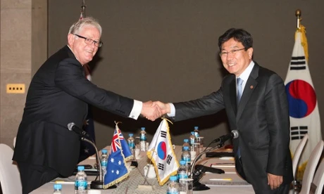 Bộ trưởng thương mại Australia Andrew Robb với người đồng nhiệm Hàn Quốc Yoon Sang Jick. (Nguồn: AAP)