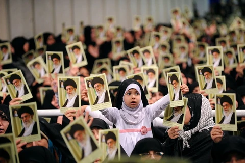 Người dân Iran trong một cuộc họp có Đại giáo chủ Iran Ali Khamenei tham dự tại thủ đô Teheran. (Nguồn: AFP/TTXVN)