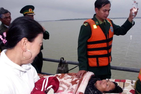 Chăm sóc sức khỏe quân dân đảo tiền tiêu Cù Lao Chàm