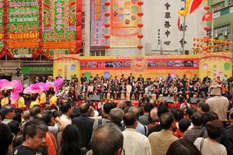 Quan chức và người dân Hong Kong theo dõi một lễ hội đường phố nhằm quảng bá du lịch. (Ảnh: Tiến Trung/Vietnam+)
