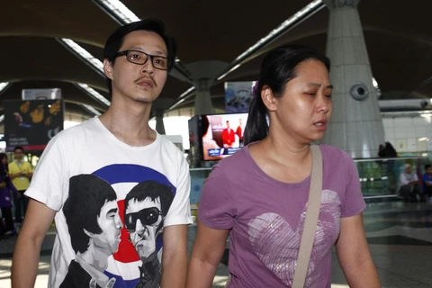 Thân nhân hành khách đi trên máy bay thẫn thờ ở sân bay tại Kuala Lumpur, nơi chiếc máy bay cất cánh. (Nguồn: Chinadaily)