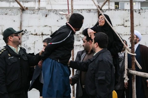 Bà mẹ Iran tha mạng sống cho kẻ giết con bằng 1 cái tát