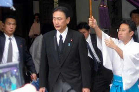 Ông Keiji Furuya trong chuyến thăm đền Yasukuni ngày 21/4/2013. (Nguồn: asahi.com)