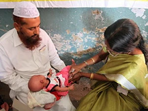 Tiêm vắcxin phòng sởi cho trẻ em Ấn Độ. (Nguồn: WHO)