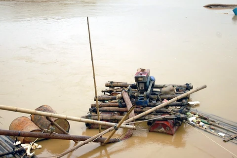 "Cát tặc" tái diễn trên sông Luộc đe dọa cuộc sống của dân