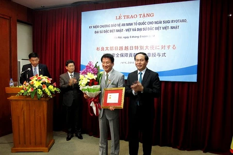 Trao Kỷ niệm chương cho Đại sứ đặc biệt Việt Nam-Nhật Bản