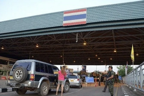 Quân đội Thái Lan phong tỏa cây cầu trên biên giới với Lào
