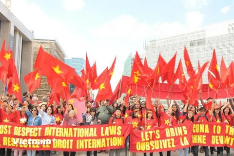 Míttinh trước trụ sở Hội đồng châu Âu để phản đối Trung Quốc