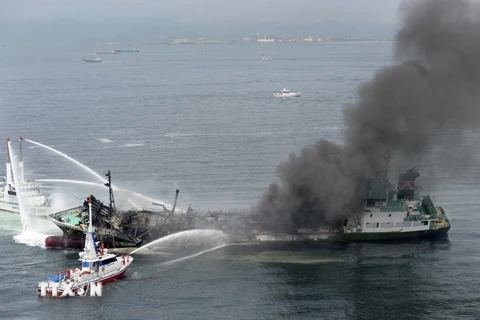 [Photo] Nổ tàu chở dầu ngoài khơi bờ biển Nhật Bản
