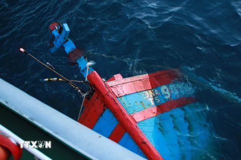 Trục vớt thành công tàu đánh cá bị tàu Trung Quốc đâm chìm