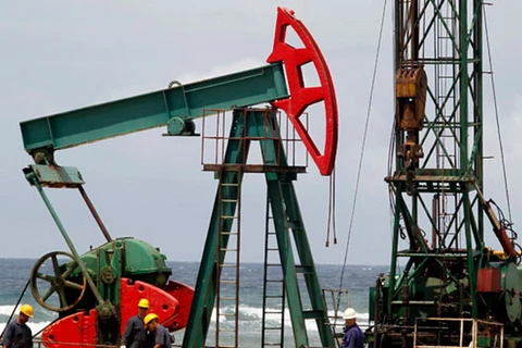 Giá dầu tăng do số liệu kinh tế Mỹ, Trung Quốc mạnh mẽ
