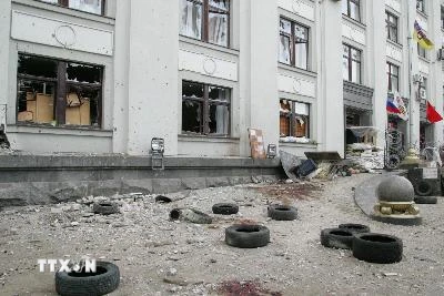 Tòa nhà chính quyền địa phương ở Luhansk sau một vụ nổ. (Nguồn: THX/TTXVN)