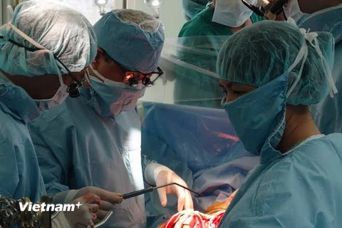 Mổ thành công cấy tim nhân tạo bán phần đầu tiên ở Việt Nam