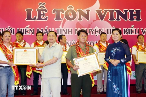 Lễ tôn vinh 100 người hiến máu tiêu biểu Việt Nam năm 2014