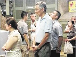Thủ tướng Singapore Lý Hiển Long xếp hàng mua gà rán