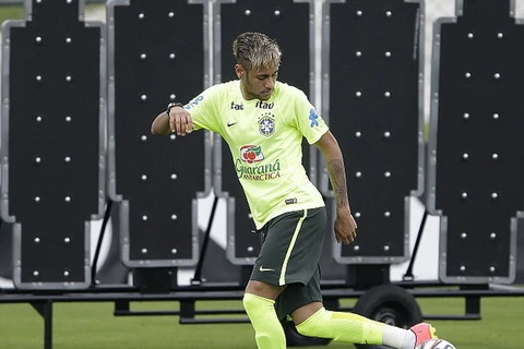 Neymar xuống tóc ăn mừng chiến thắng trận mở màn