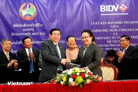 Việt Nam-Lào ký hợp đồng tín dụng phát triển giao thông