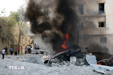 Khói bốc lên sau xung đột tại thành phố miền bắc Aleppo ngày 20/6. (Ảnh: AFP/TTXVN)