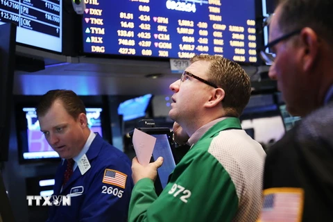 Chỉ số Dow Jones lần đầu tiên chinh phục mốc 17.000 điểm