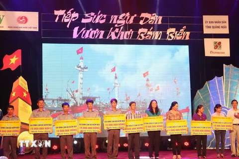 Cán bộ ngân hàng ủng hộ 5 tỷ đồng hỗ trợ ngư dân Quảng Ngãi