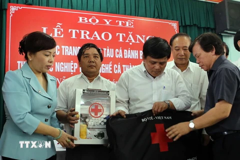 Trao tặng 157 tủ thuốc tàu cá đánh bắt xa bờ cho ngư dân Hà Tĩnh