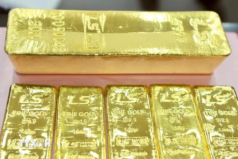 Giá vàng thế giới vẫn trụ vững trên mức 1.300 USD