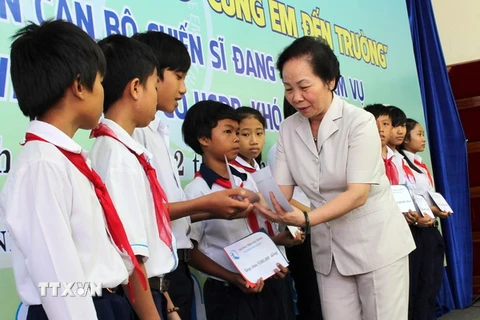 Trao học bổng “Cùng em đến trường” cho trẻ em khó khăn Hà Nội