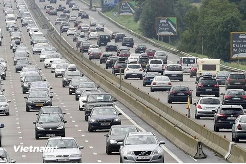 Giao thông tắc nghẽn kéo dài gần 1.000km trên toàn nước Pháp