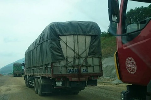 Bắt 5 bảo vệ cao tốc Nội Bài-Lào Cai "bật đèn xanh" cho xe quá tải