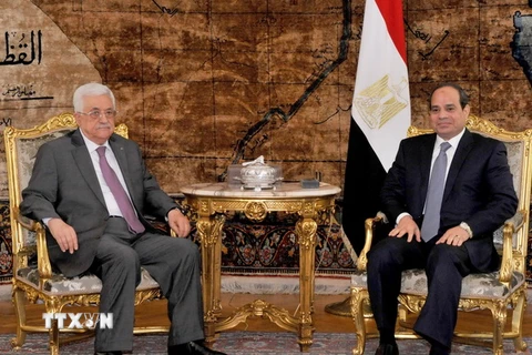 Tổng thống Ai Cập Abdel Fattah al-Sisi (phải) tiếp Tổng thống Palestine Mahmoud Abbas tại thủ đô Cairo. (Nguồn: AFP/TTXVN)