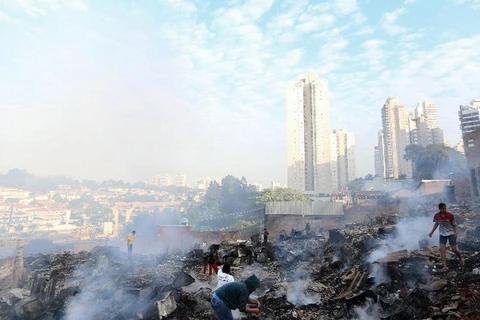 Hỏa hoạn lớn thiêu rụi gần như toàn bộ khu ổ chuột ở Sao Paulo