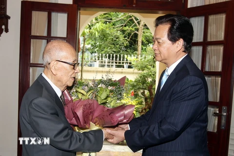 Thủ tướng Nguyễn Tấn Dũng mừng thượng thọ giáo sư Vũ Khiêu