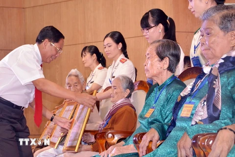 Trà Vinh trao, truy tặng danh hiệu Bà mẹ Việt Nam Anh hùng