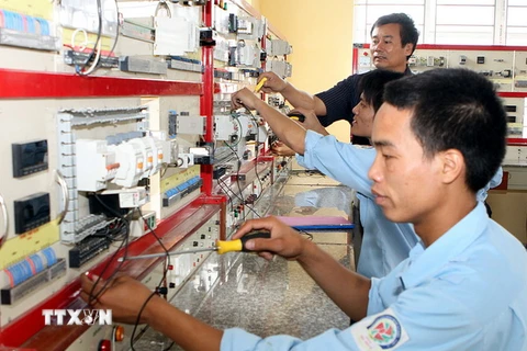 Liên kết để phát triển công nghiệp điện tử trong khối ASEAN+3