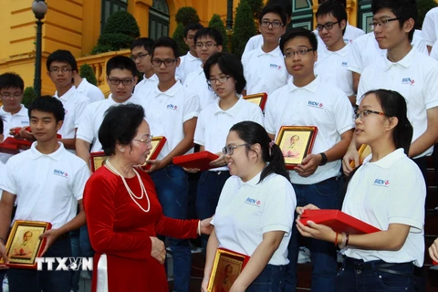 Phó Chủ tịch nước tiếp đoàn học sinh đoạt giải Olympic quốc tế