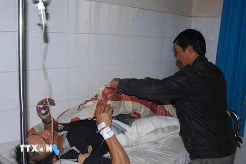 Lâm Đồng: Hỗ trợ người bị nạn trong vụ xe lao xuống vực