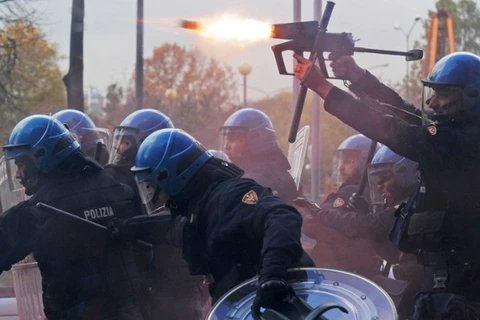 Cảnh sát Italy đụng độ với người biểu tình chống chính phủ