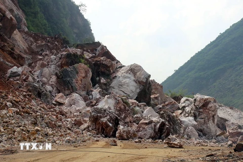 Hà Tĩnh: Lở núi nghiêm trọng chắn ngang tuyến đường huyết mạch