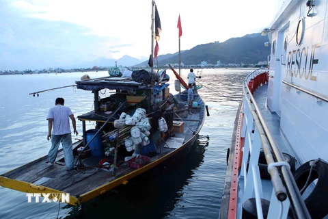 Lai dắt an toàn tàu cá bị nạn cùng 10 thuyền viên cập bờ Quy Nhơn